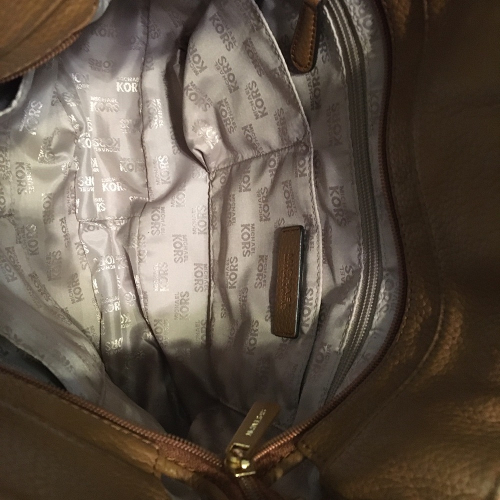 Michael MICHAEL KORS Whipped Chelsea Shoulder Bag - Picture 7 of 9